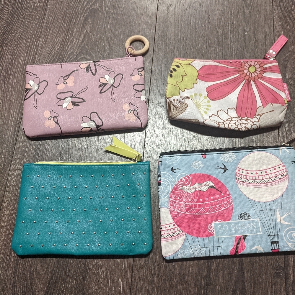 4/20 Four small cosmetic bags